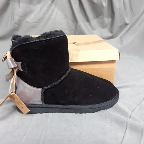 BONOVA SHEEPSKIN METALLIC HEEL BOOT IN BLACK SIZE 7