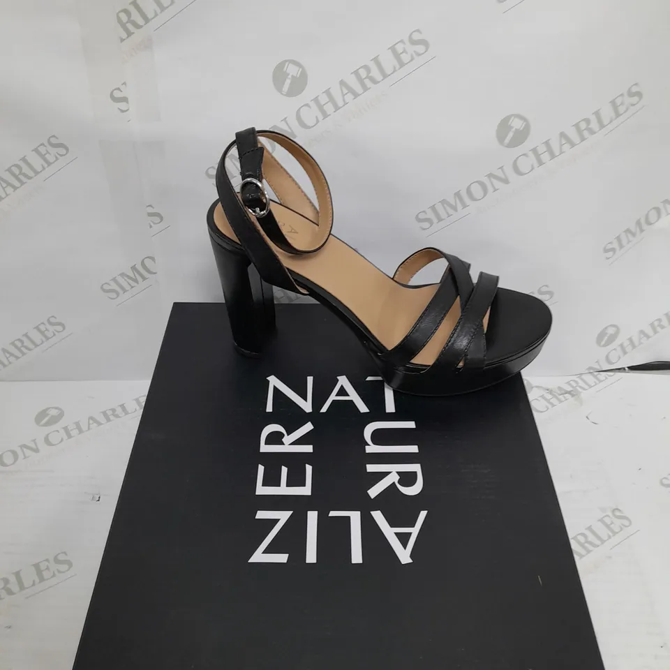 BOXED PAIR OF ALIZER NATURE BLACK HEELS SIZE 6