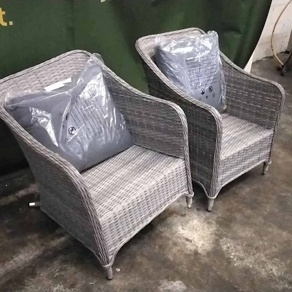 DESIGNER PAIR OF RATTAN EFFECT GARDEN DINING CHAIRS WITH CUSHIONS