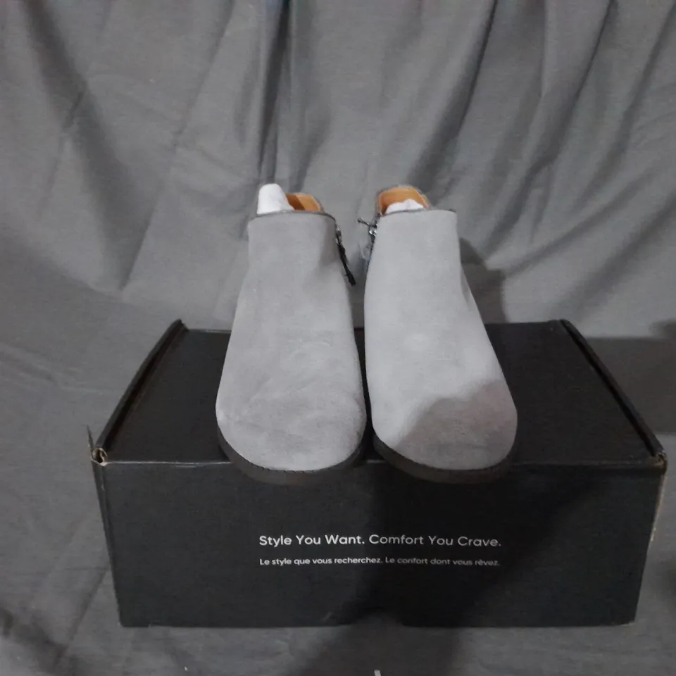 BOXED PAIR OF VIONIC MARISSA ANKLE BOOTS IN CHARCOAL SIZE 4 