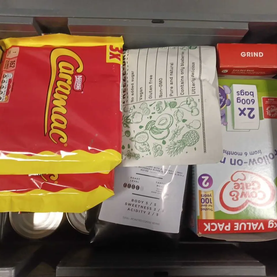 APPROXIMATELY 16 ASSORTED FOOD & DRINK ITEMS TO INCLUDE GRIND COFFEE PODS, CARAMAC BARS, ZINGY ZOO BLUEBERRY, ETC