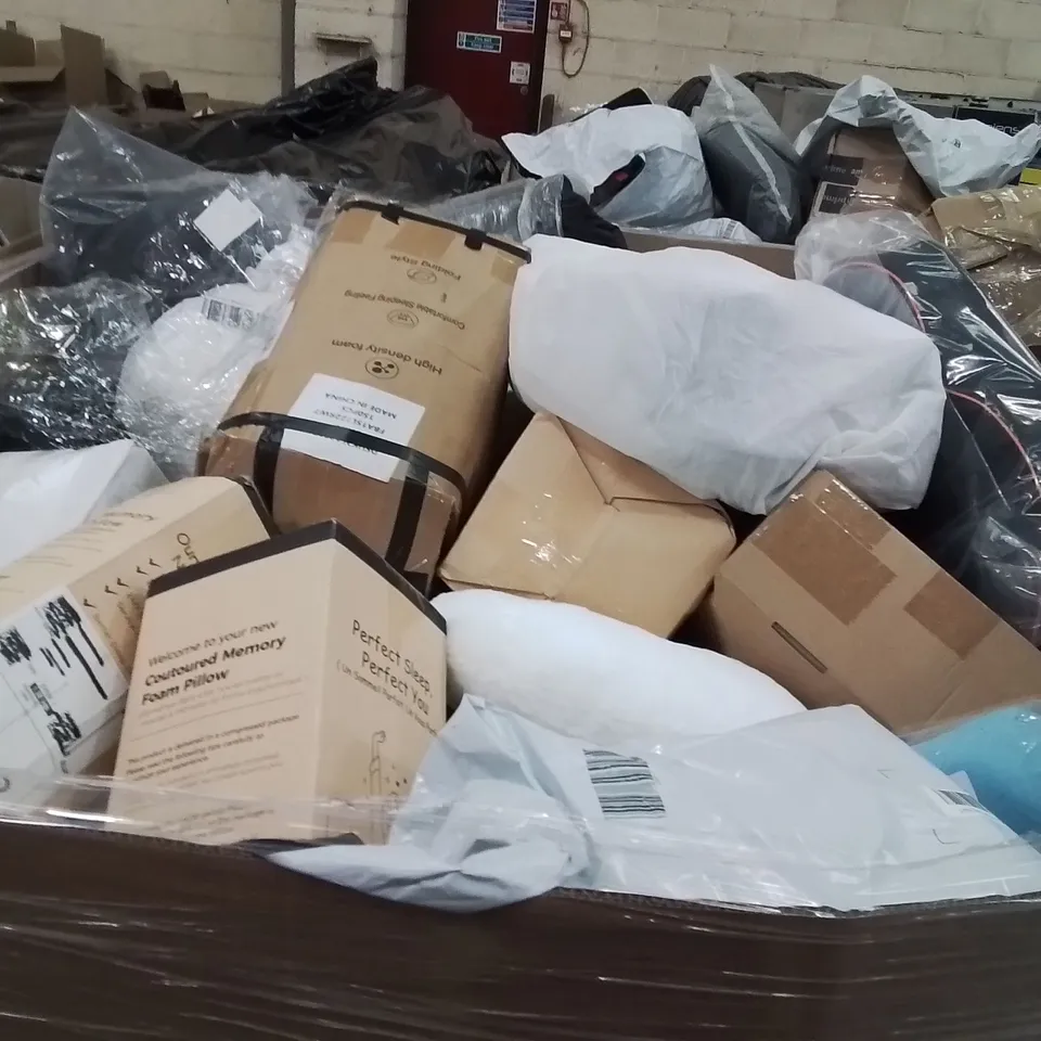 PALLET CONTAINING A LARGE QUANTITY OF PILLOWS 
