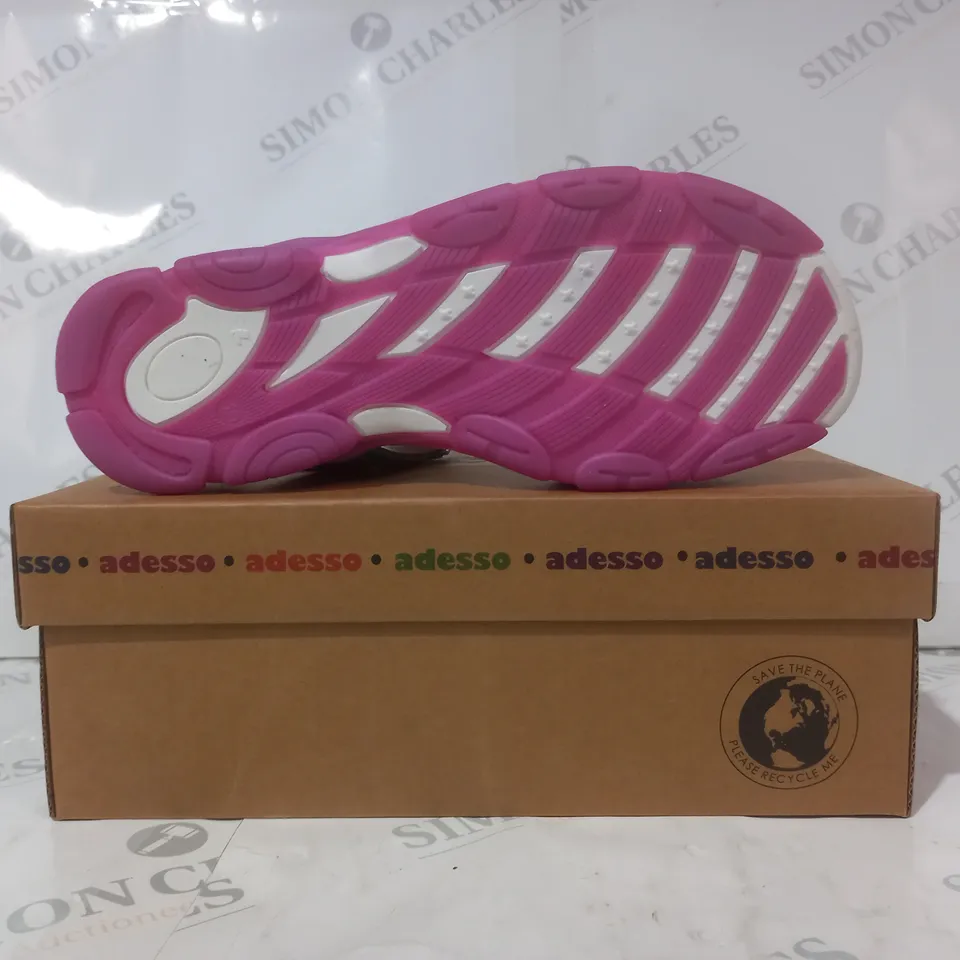 BOXED PAIR OF ADESSO OPEN TOE SANDALS IN GREEN/PINK SIZE 6