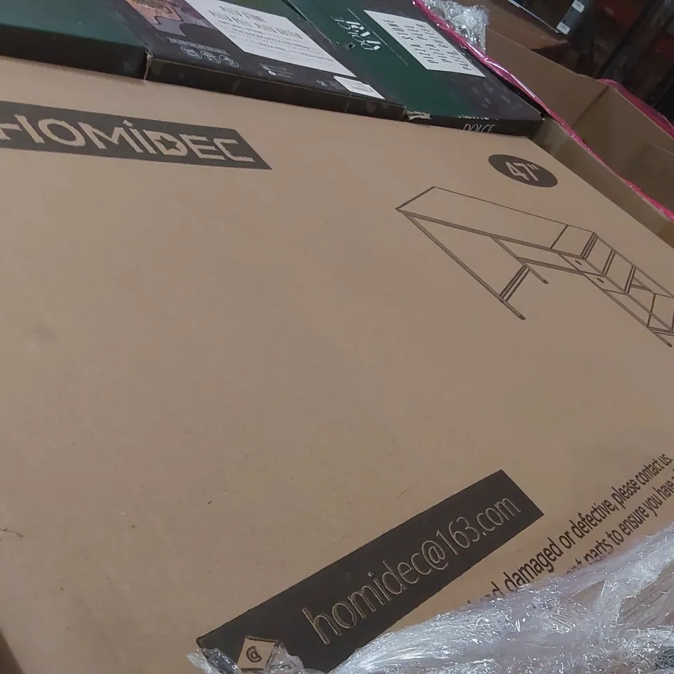 PALLET OF ASSORTED BOXED ITEMS INCLUDING: HOMIDEC DESKS, DOLCE MARE PIZZA STONES, MUGS ECT