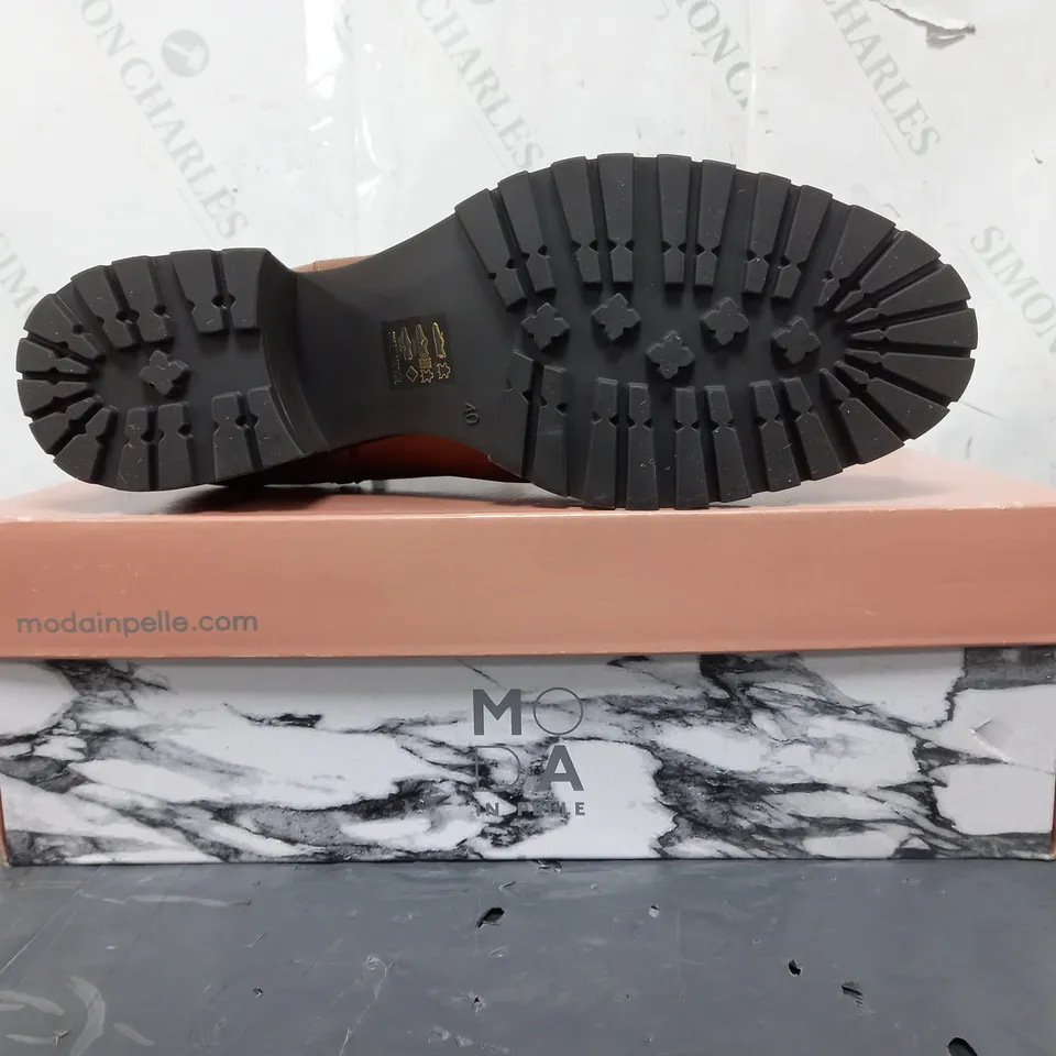 BOXED PAIR OF MODA IN PELLE CHUNKY HEEL CHELSEA BOOTS IN TAN SIZE 7