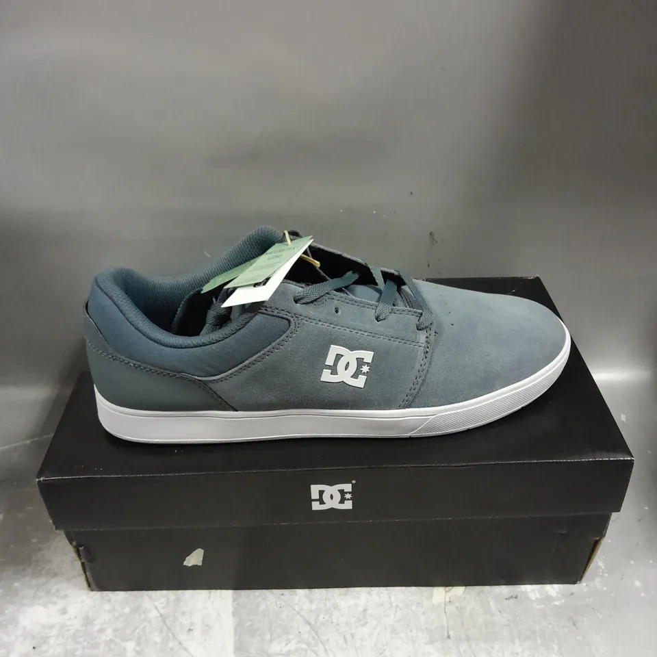 BOXED PAIR OF DC SHOES CRISIS 2 SHOES IN BLUE SIZE MENS UK 11