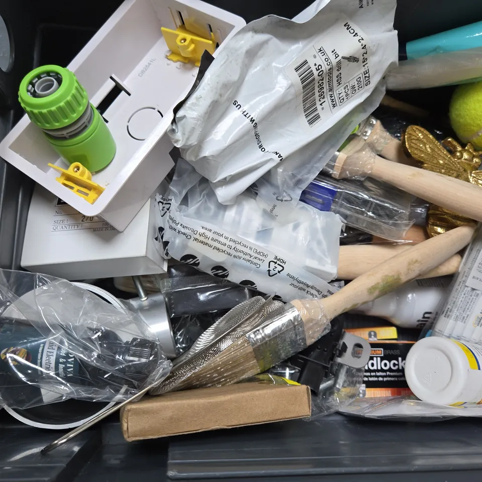 APPROXIMATELY 15 ASSORTED HOUSEHOLD ITEMS TO INCLUDE 5 SECOND FIX LIQUID-PLASTIC WELDING TOOL, REPLACEABLE SAND PAPER, CHESTER ZOO MAGNET, ETC