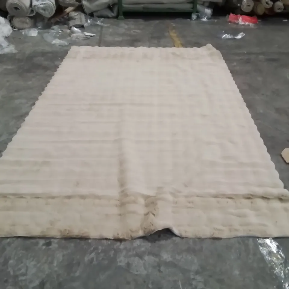 QUALITY DESIGNER AREA RUG - APPROXIMATELY 290X2180