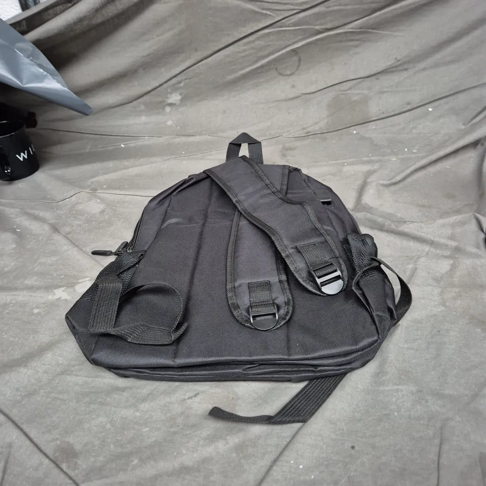 BLACK RUCKSACK WITH FRONT POCKET AND ADJUSTABLE STRAPS