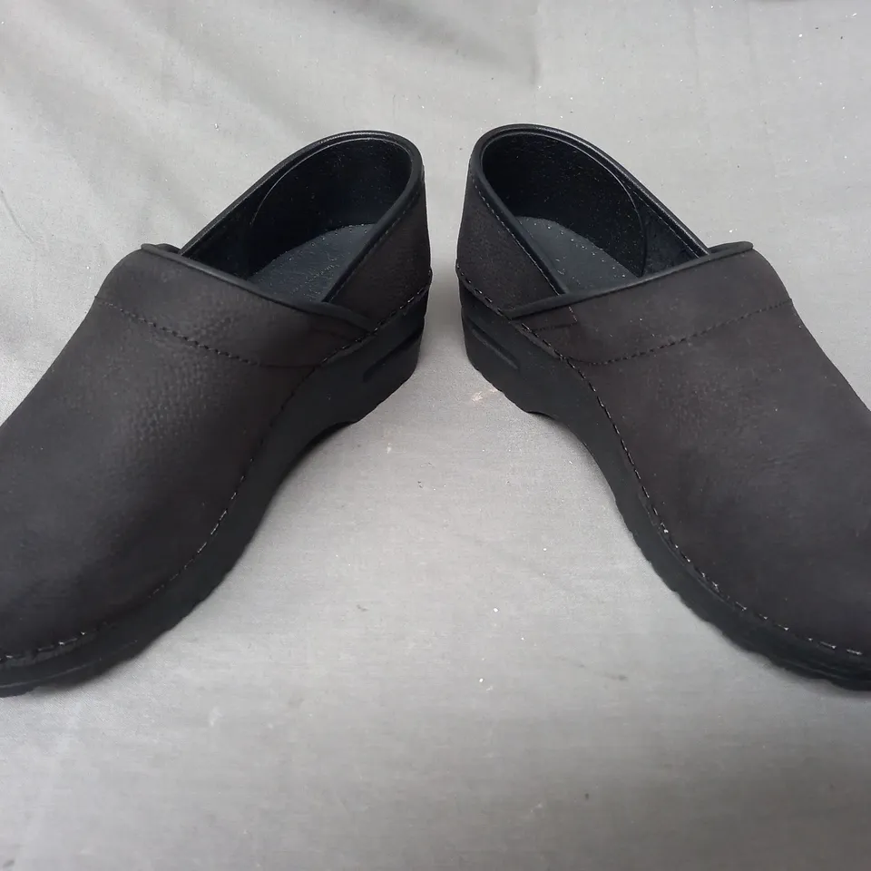 BOXED PAIR OF SANITA SLIP-ON SHOES IN BLACK EU SIZE 39