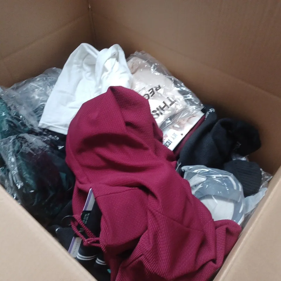 LARGE QUANTITY OF ASSORTED CLOTHING ITEMS TO INCLUDE MOUNTAIN, GRAMICCI AND ON THAT ASS