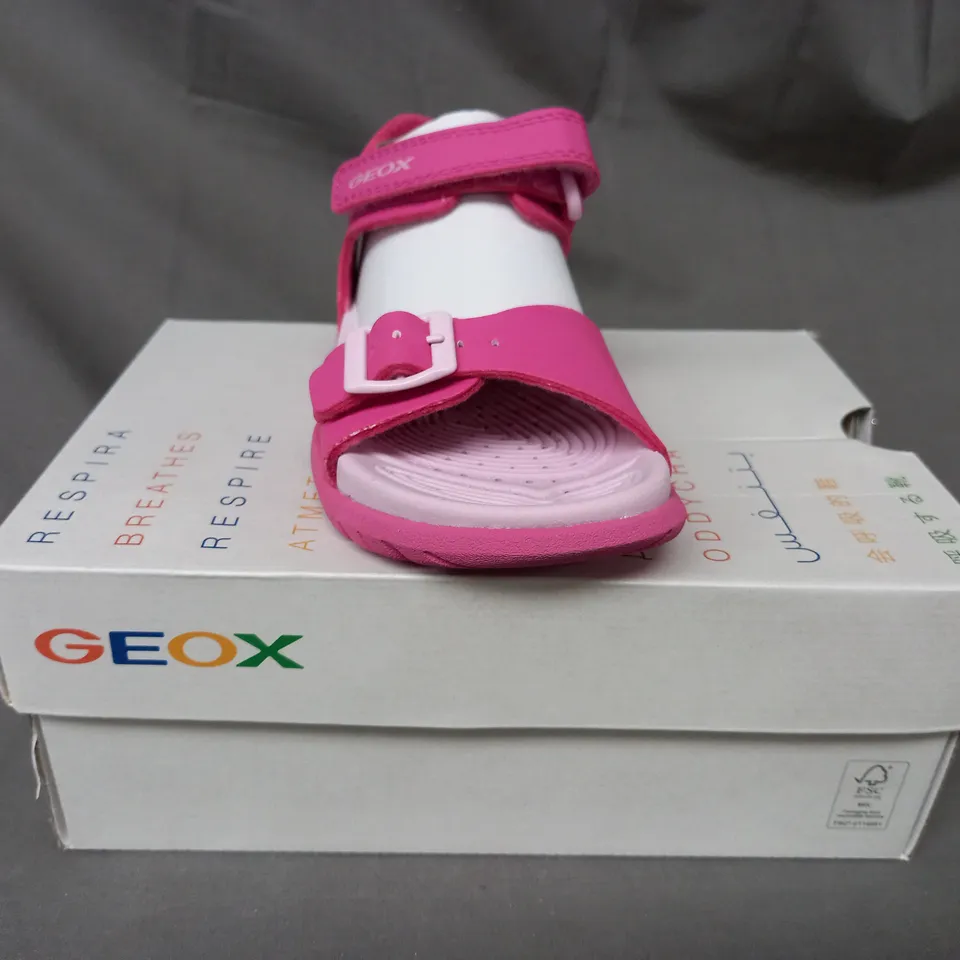 BOXED PAIR OF GEOX KIDS OPEN TOE SANDALS IN PINK UK SIZE 8.5