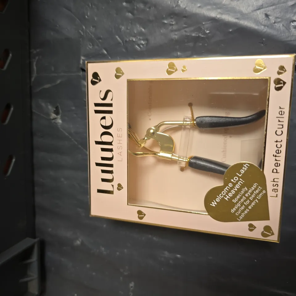 HEALTH & BEAUTY LOT: LULUBELLS LASHES LASH CURLER (BOXED) + LAIT DIAMANT BLEU BODY MILK (COLLAGEN)