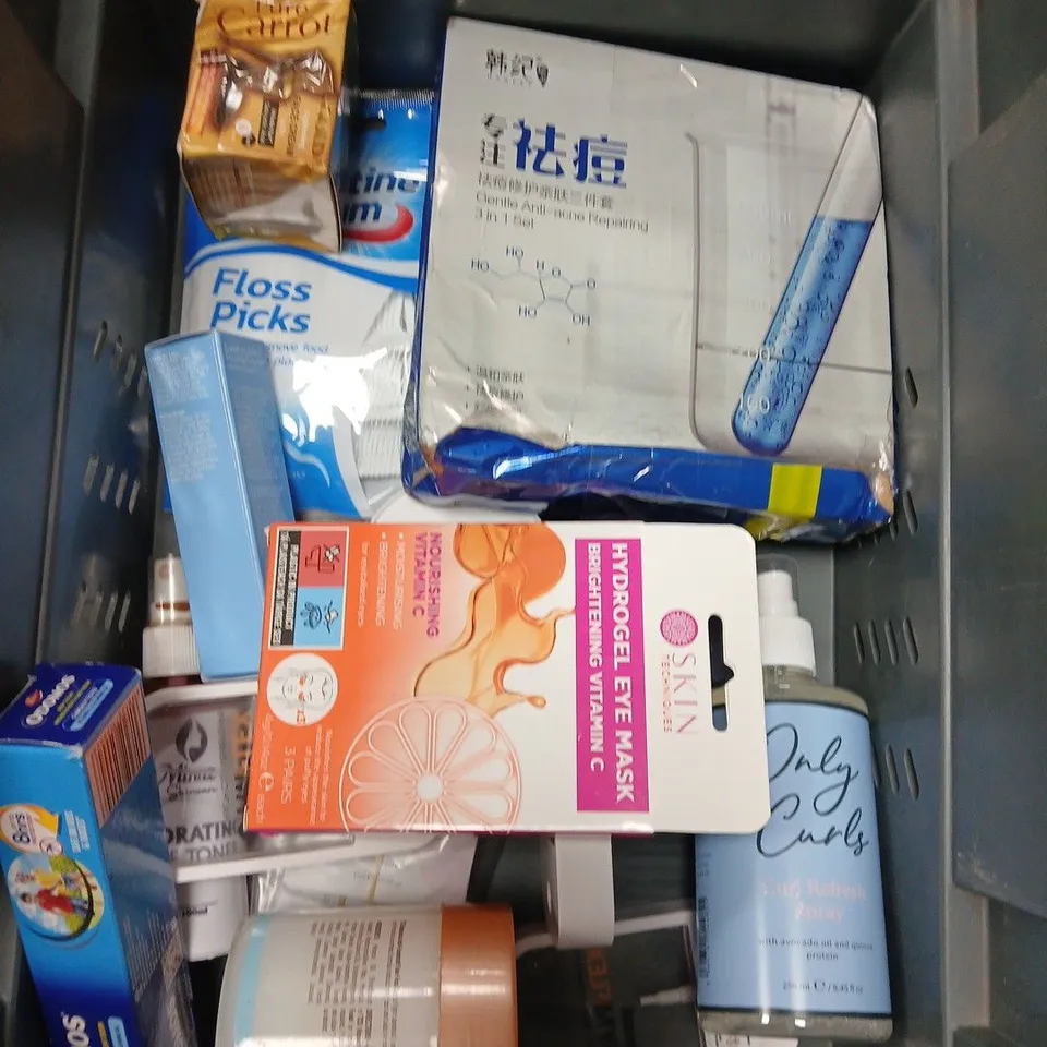 APPROXIMATEY 20 ASSORTED HEALTH AND BEAUTY PRODUCTS TO INCLUDE LYNX SHOWER GEL, GYM FLEX HAND SANITISER AND BIODEGRADABLE WIPES