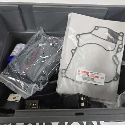 APPROXIMATELY 10 ASSORTED VEHICLE PARTS AND ACCESSORIES