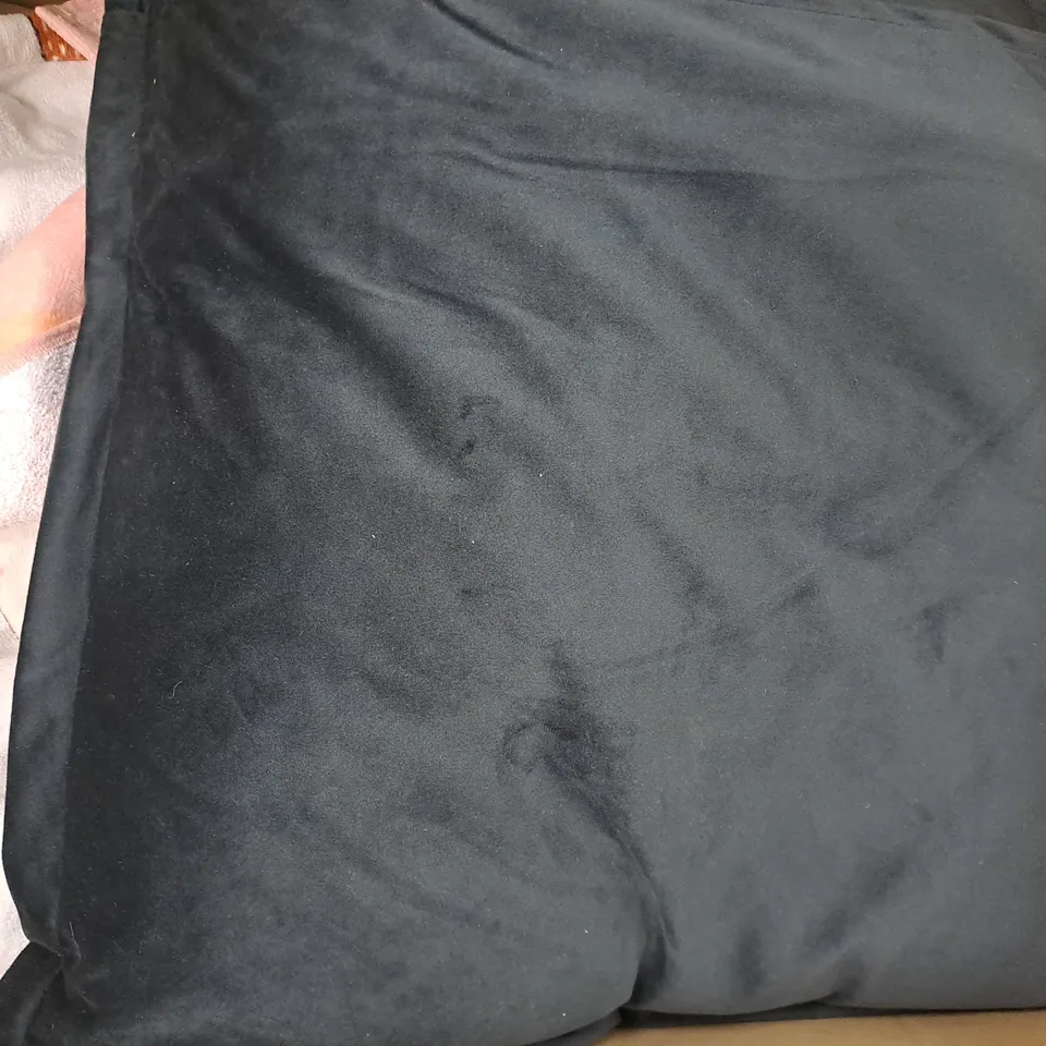 BOX OF APPROXIMATELY 10 ASSORTED BEDDING AND HOUSEHOLD ITEMS TO INCLUDE EXTRA DEEP DOUBLE FITTED SHEET IN GREY, ETC