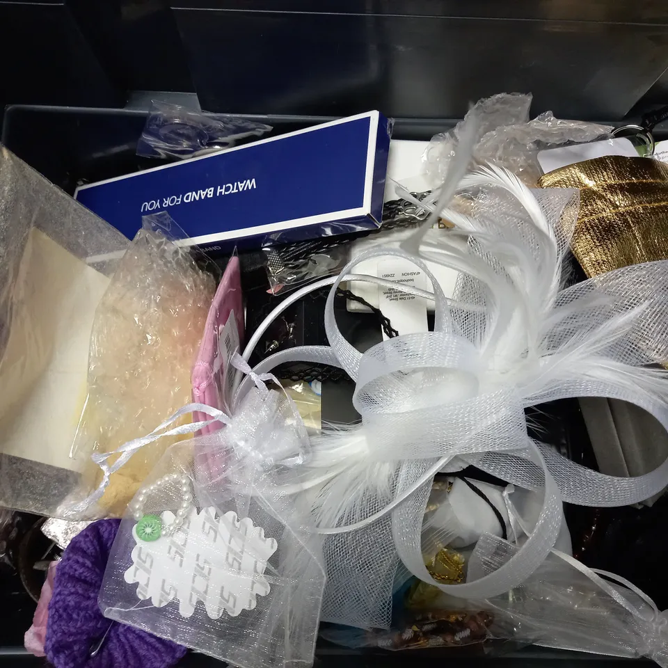 BOX OF APPROX 20 COSTUMES JEWELLERY ITEMS TO INCLUDE SILVER EFFECT CUFF LINKS, HELLO KITTY SILVER NIGHT WATCH BAND AND GOLD EFFECT EARRINGS 