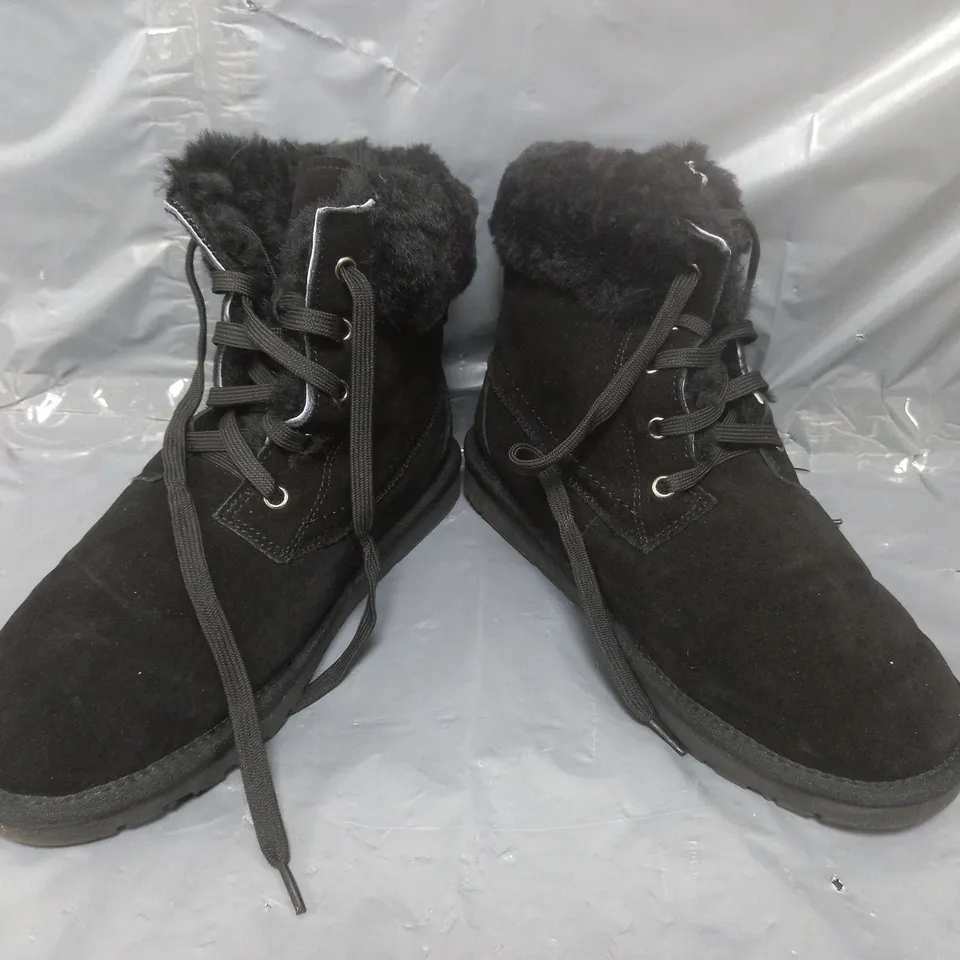 PAIR OF BONOVA SHEEPSKIN FUR CUFF SHOES IN BLACK SIZE 7