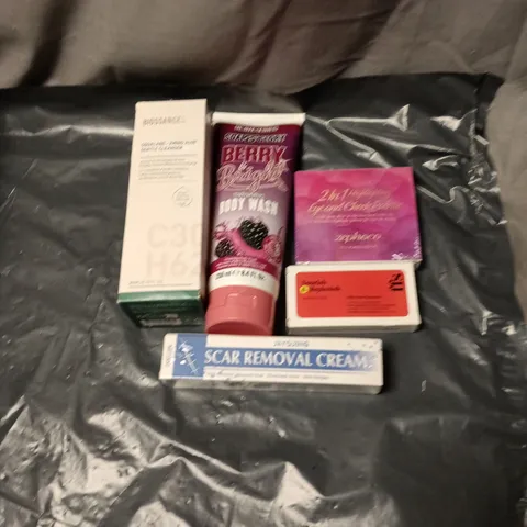 APPROXIMATELY 20 ASSORTED COSMETIC ITEMS INCLUDING BERRY AND BRIGHT BODY WASH, EYE AND CHEEK PALETTE, SCAR REMOVAL CREAM, SHAMPOO BAR ETC