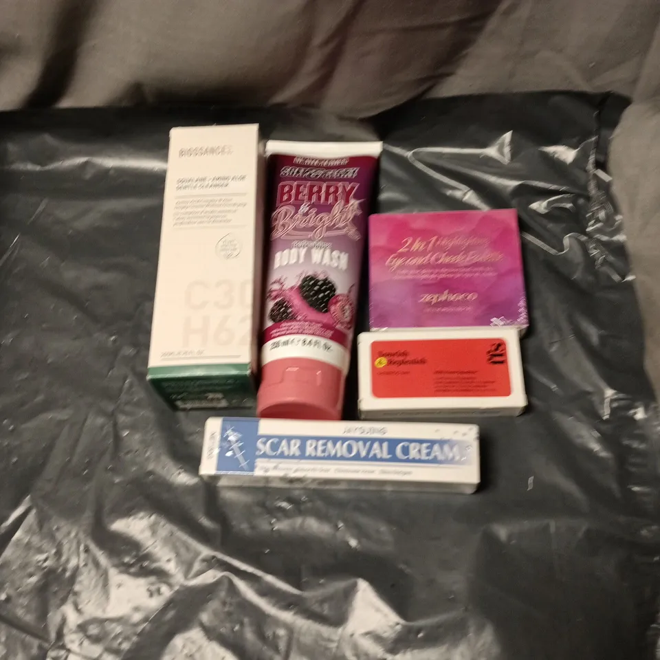 APPROXIMATELY 20 ASSORTED COSMETIC ITEMS INCLUDING BERRY AND BRIGHT BODY WASH, EYE AND CHEEK PALETTE, SCAR REMOVAL CREAM, SHAMPOO BAR ETC