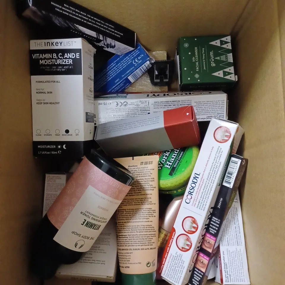 BOX OF APPROXIMATELY 15 ASSORTED COSMETIC ITEMS TO INCLUDE HEMP HAND LOATION, CORSODYL TOOTHPASTE, GRUUM FACIAL CLEANSER ETC