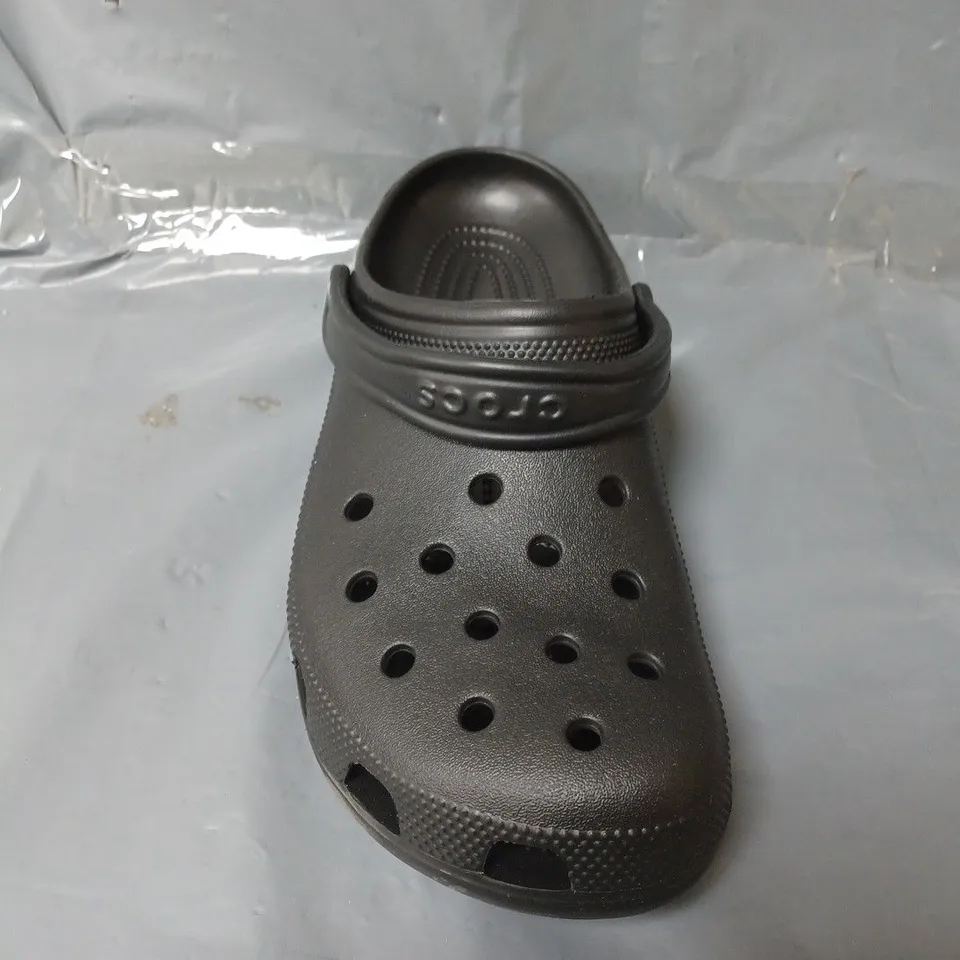 PAIR OF CLASSIC CROCS IN BLACK - M11