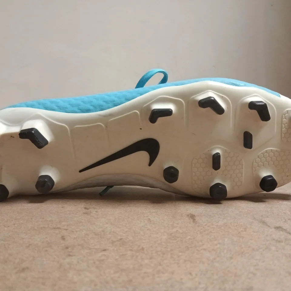 BOXED PAIR OF NIKE HYPERVENOM FOOTBALL BOOTS IN BLUE/WHITE SIZE UK 10
