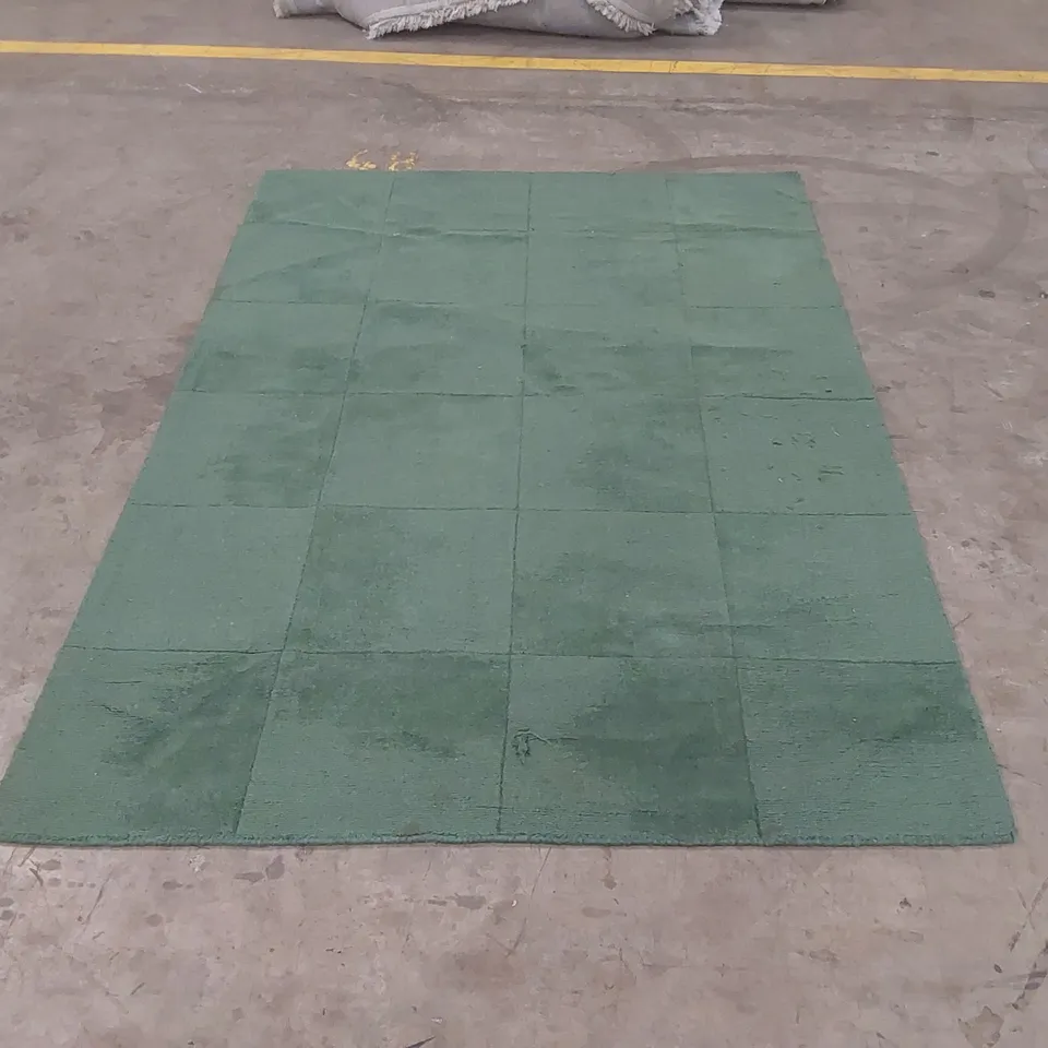 QUALITY DESIGNER GREEN AREA RUG - APPROXIMATELY 225 x 160cm