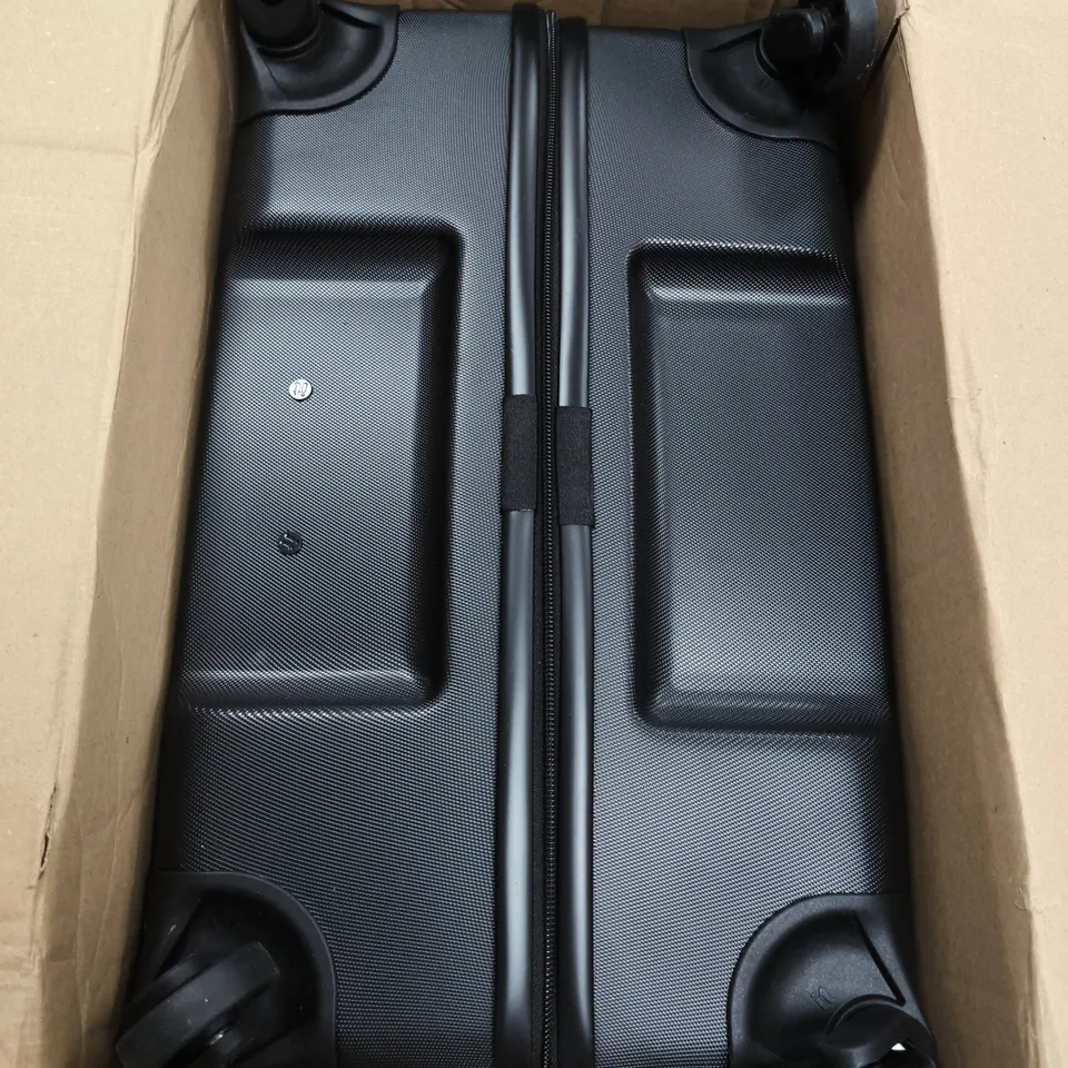 IT LUGGAGE HARDSHELL LARGE SUITCASE IN BLACK