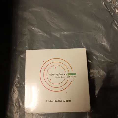 BOX OF APPROXIMATELY 10 ELECTRONIC ITEMS TO INCLUDE: HEARING DEVICE AND ELECTRONIC SPHYGMOMANOMETER