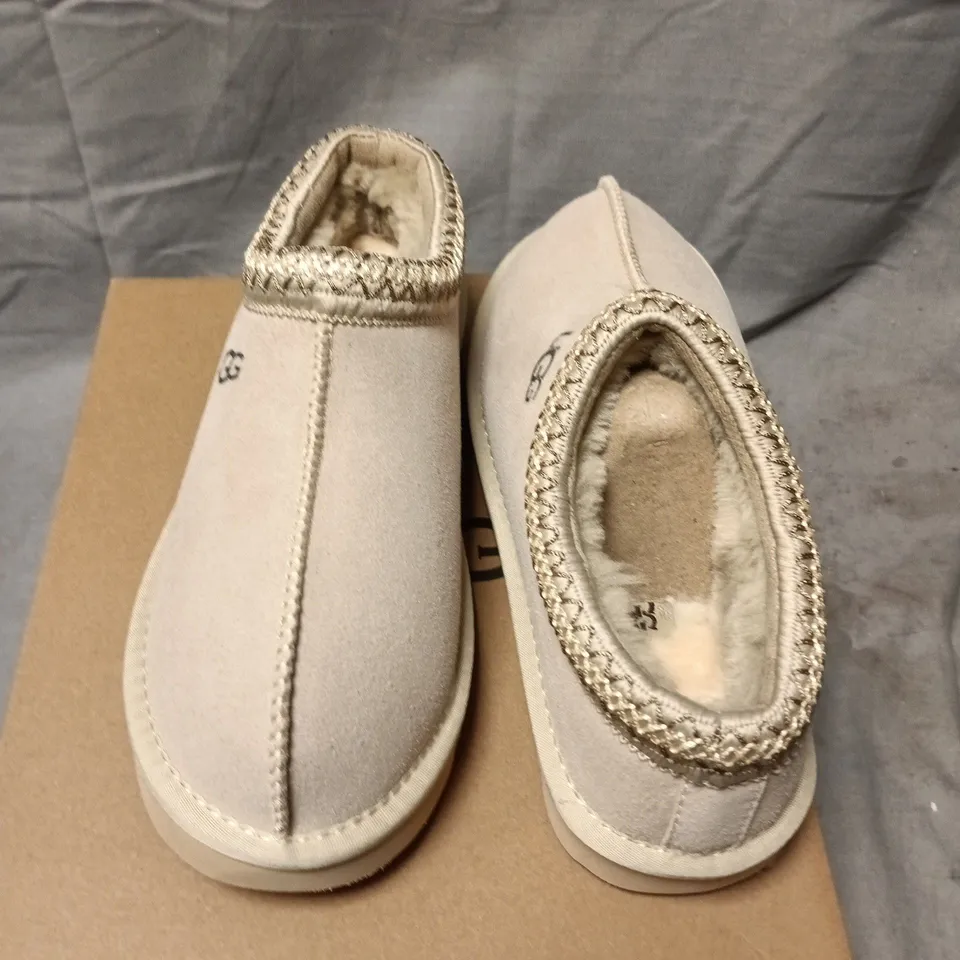 UGG DAKOTA SLIPPERS – BEIGE SUEDE WITH SHEARLING, UK 6