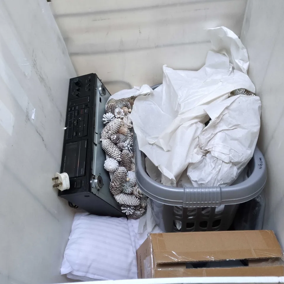 CAGE OF APPROXIMATELY 10 ASSORTED HOUSEHOLD ITEMS TO INCLUDE: COFFEE SIGN AND LOGS AND KINDLING SIGN 