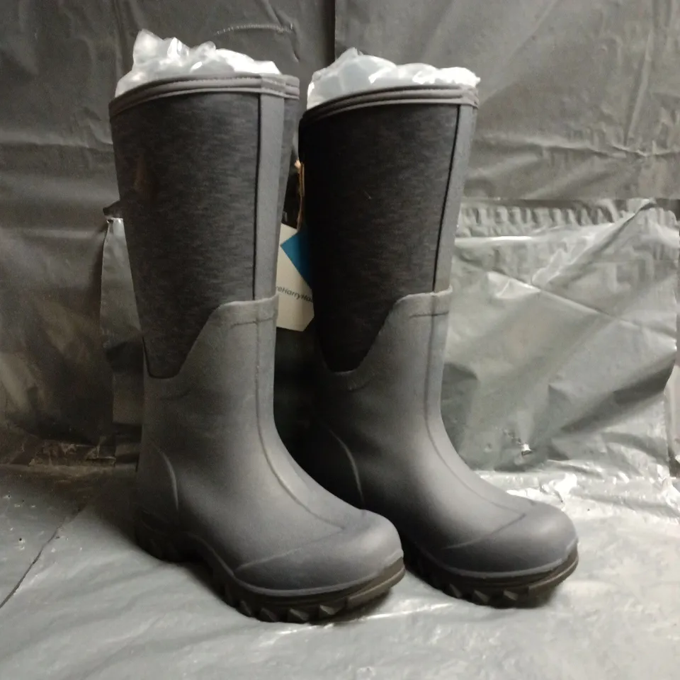 BOXED PAIR OF HARRY HALL NEOPRENE WELLINGTON BOOTS IN NAVY SIZE UK 3