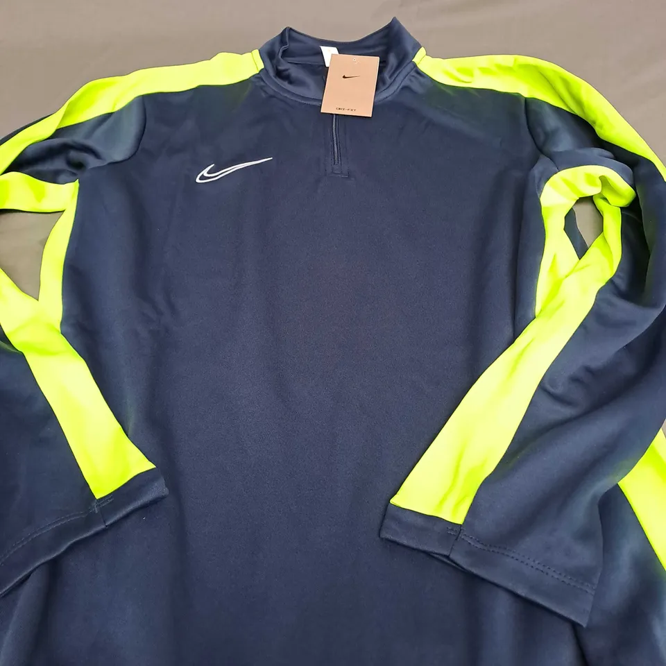 NIKE DRI FIT QUARTER ZIP - LARGE