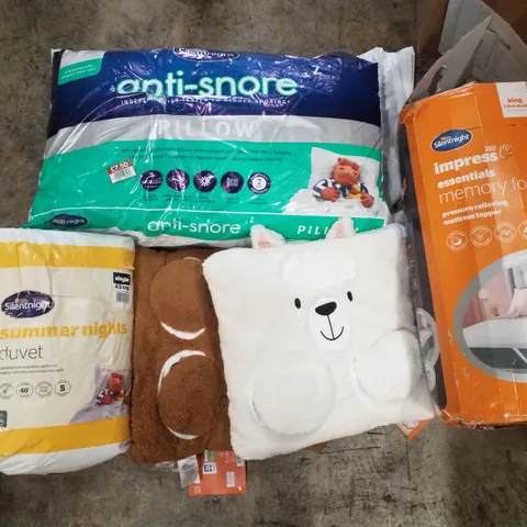 PALLET CONTAINING ASSORTED PILLOWS & BEDDING