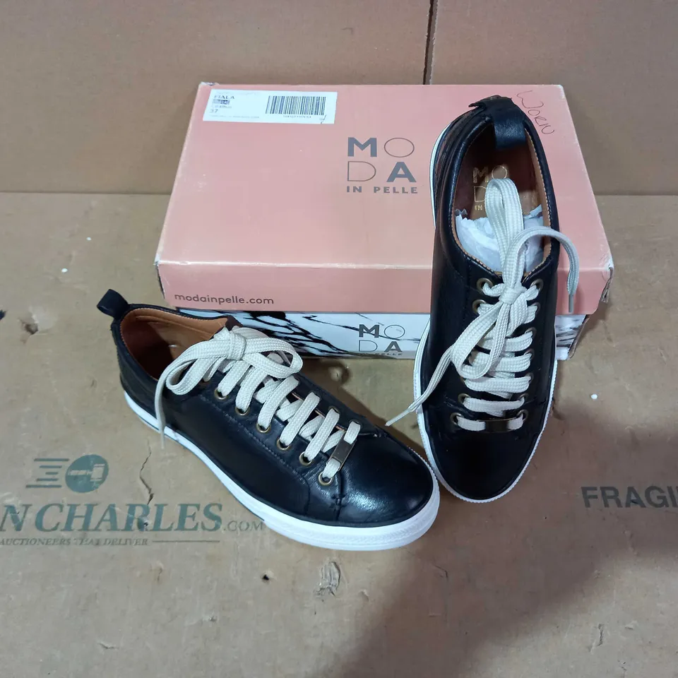 BOXED PAIR OF MODA IN PELLE BLACK TRAINERS - SIZE 