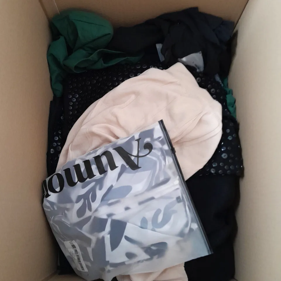APPROXIMATELY 25 CLOTHING ITEMS TO INCLUDE JEANS, DRESSES AND TOPS. ASSORTED SIZES, STYLES AND COLOURS