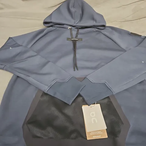 ON CLOUD HOODIE - SIZE M