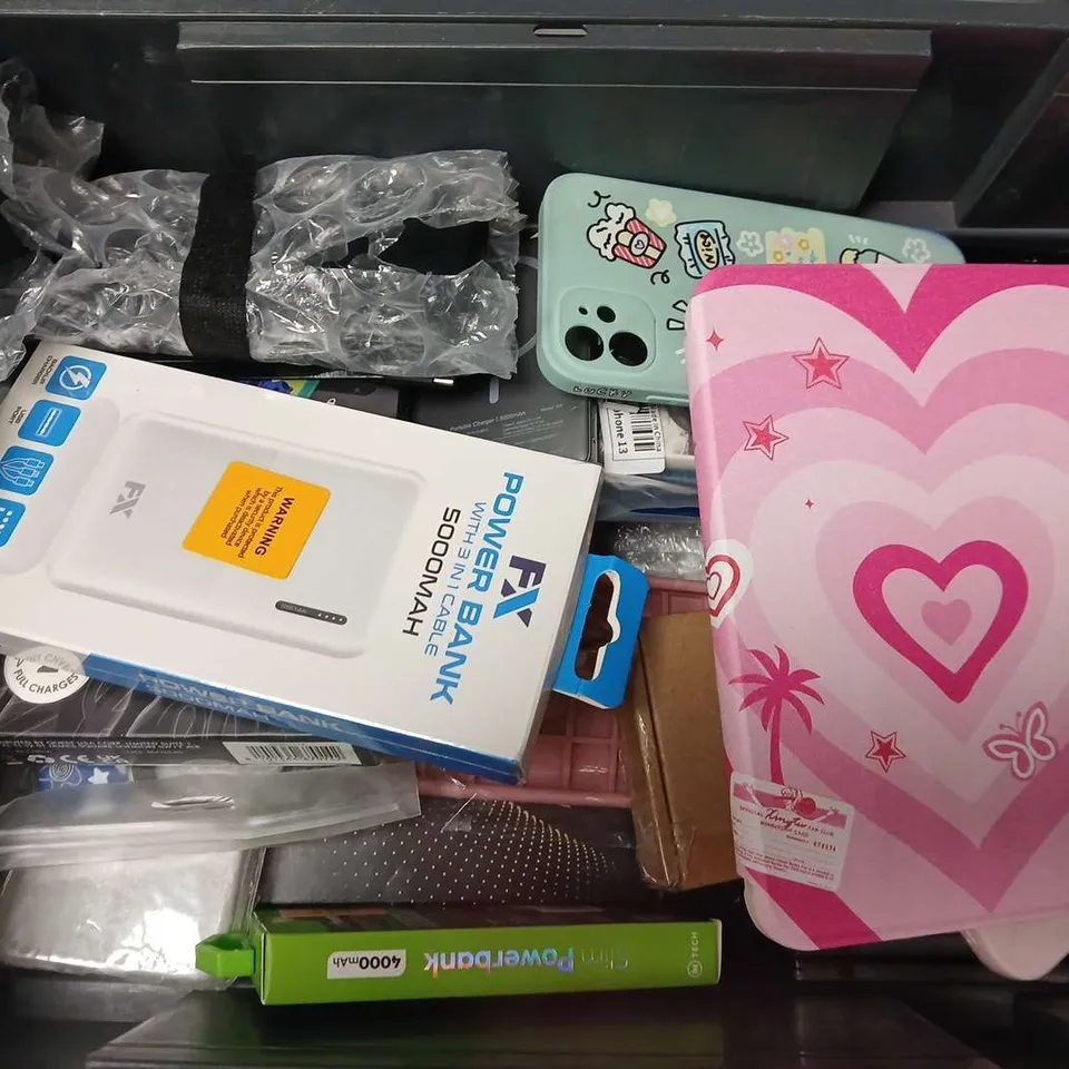 APPROXIMATELY 15 ASSORTED MOBILE PHONE ACCESSORIES TO INCLUDE POWER BANKS, CASES AND CHARGE CABLES, ETC