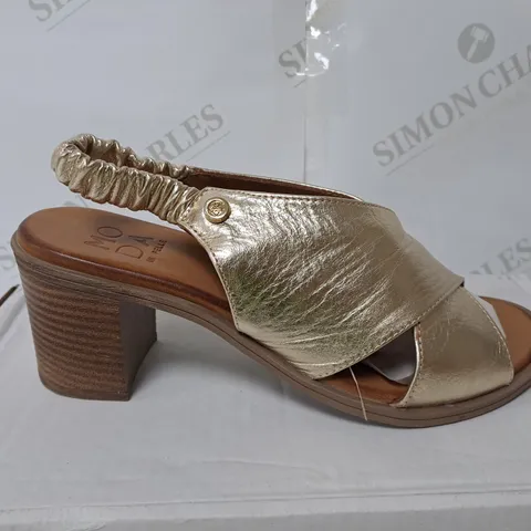 UNBOXED MODA IN PELLE LASSANDRA SANDAL IN GOLD SIZE 7