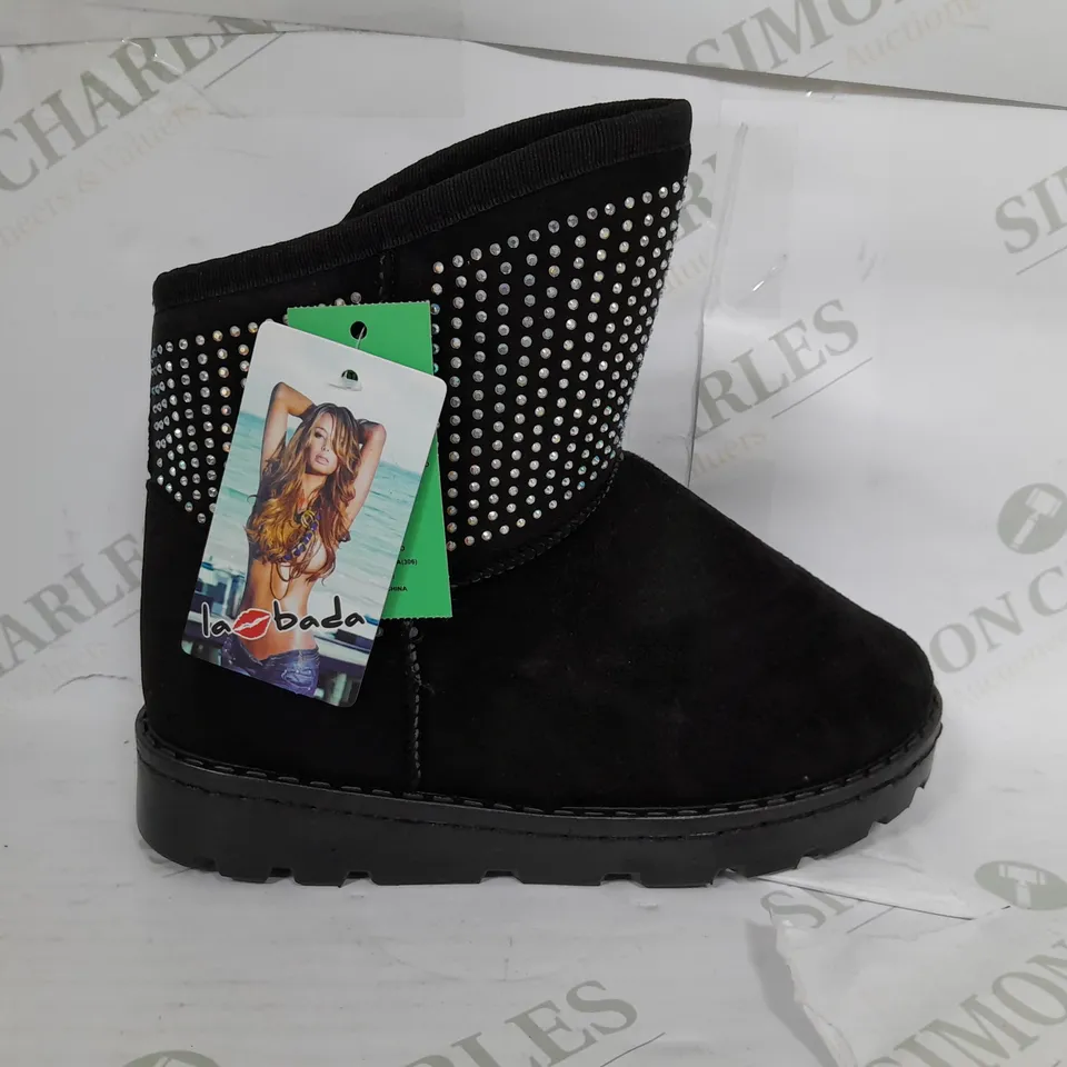 24 PAIRS OF LAMBADA 323 BOOTS IN BLACK IN ASSORTED SIZES