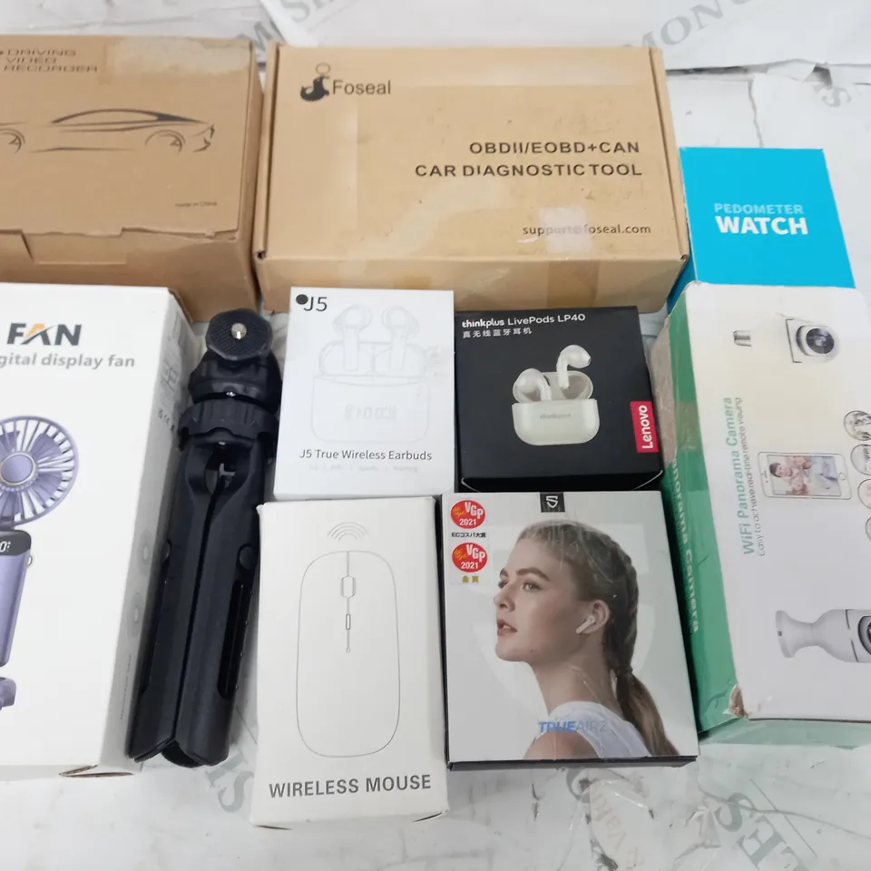 LOT OF 10 ASSORTED TECH ITEMS TO INCLUDE DISPLAY HAND FAN, CAR DIAGNOSTIC TOOL AND TWS EARBUDS