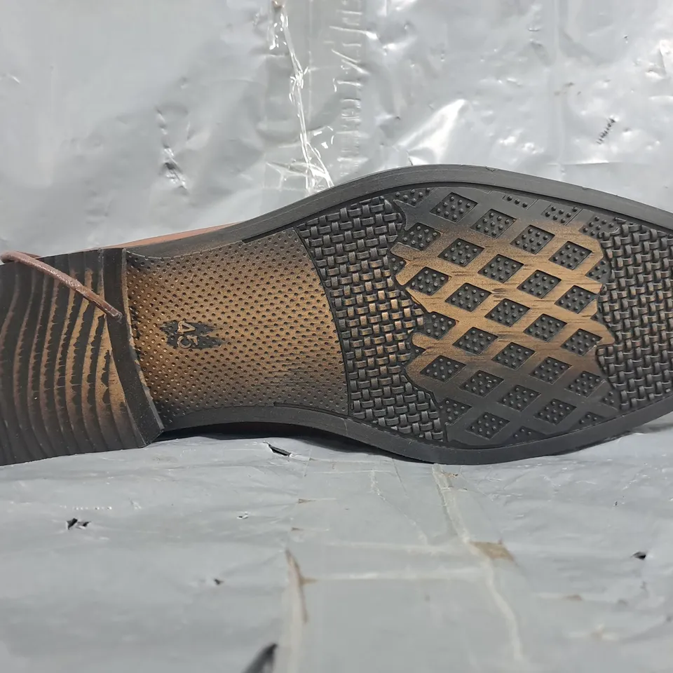 BOXED PAIR OF UNBRANDED LACE UP SHOES IN BROWN SIZE EU 45