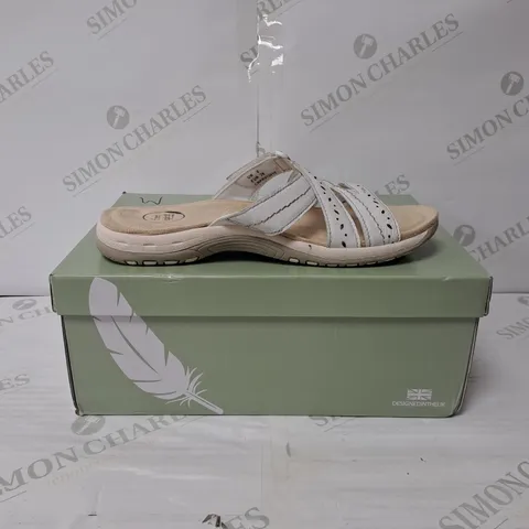 BOXED PAIR OF FREE SPIRIT ALBANY SLIDER SANDALS IN WHITE SIZE 6