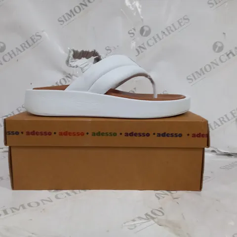 BOXED PAIR OF ADESSO LEATHER PLATFORM SANDALS IN WHITE SIZE 6