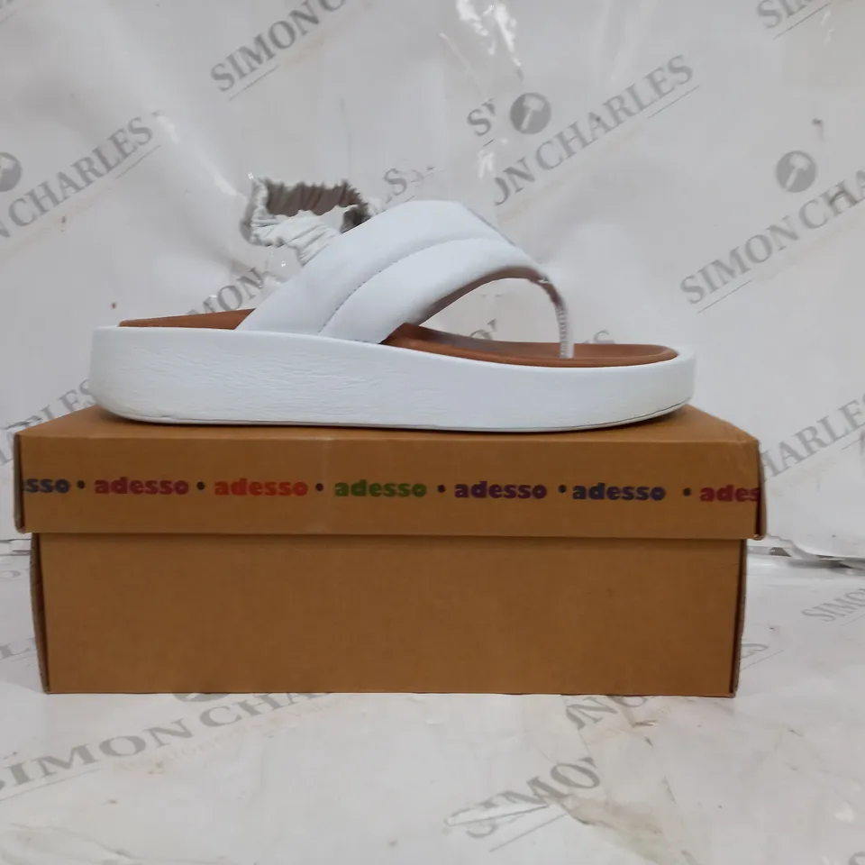 BOXED PAIR OF ADESSO LEATHER PLATFORM SANDALS IN WHITE SIZE 6