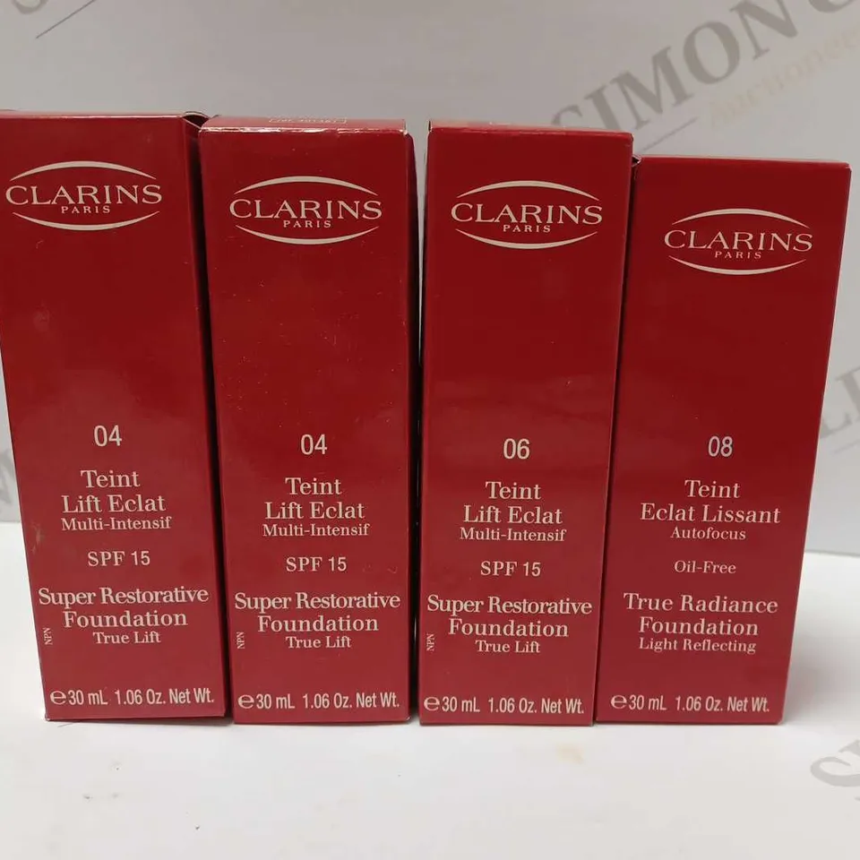 LOT OF 4 ASSORTED CLARINS PRODUCTS TO INCLUDE 2 X SUPER RESTORATIVE FOUNDATION #04 LATTE, SUPER RESTORATIVE FOUNDATION #06 PRALINE, TRUE RADIANCE FOUNDATION #08 SUNLIT BEIGE