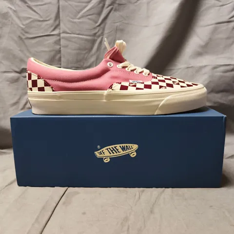 BOXED PAIR OF VANS LX ERA REISSUE 95 SHOES IN PINK W. CHECKERBOARD PATTERN SIZE