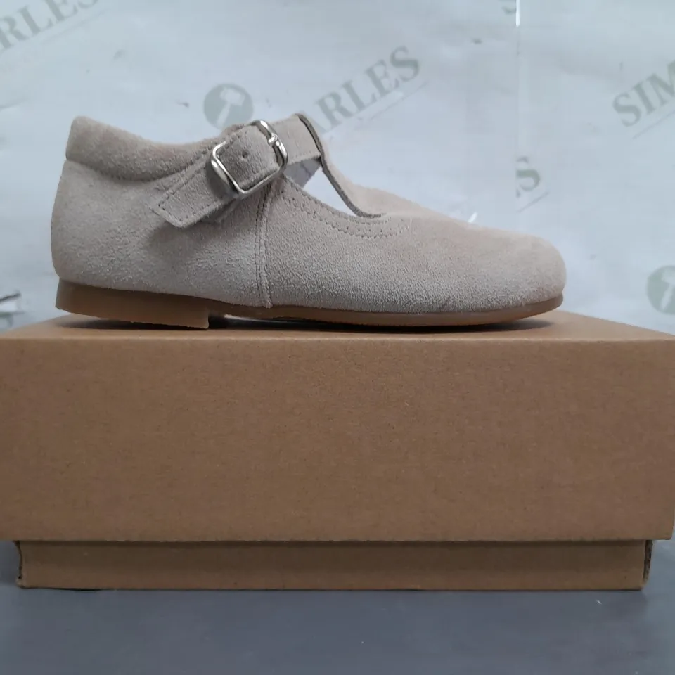 BOXED PAIR OF PEPA LONDON KIDS SHOES IN BEIGE EU SIZE 25