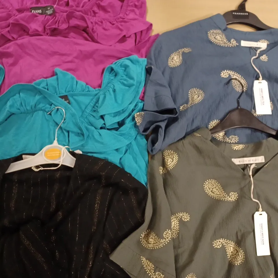 BOX OF APPROX 5 ASSORTED ITEMS OF CLOTHING IN VARIOUS SIZES AND STYLES